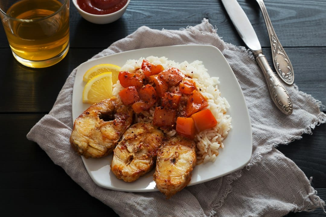 Fried cod with rice, lemon, and pepper