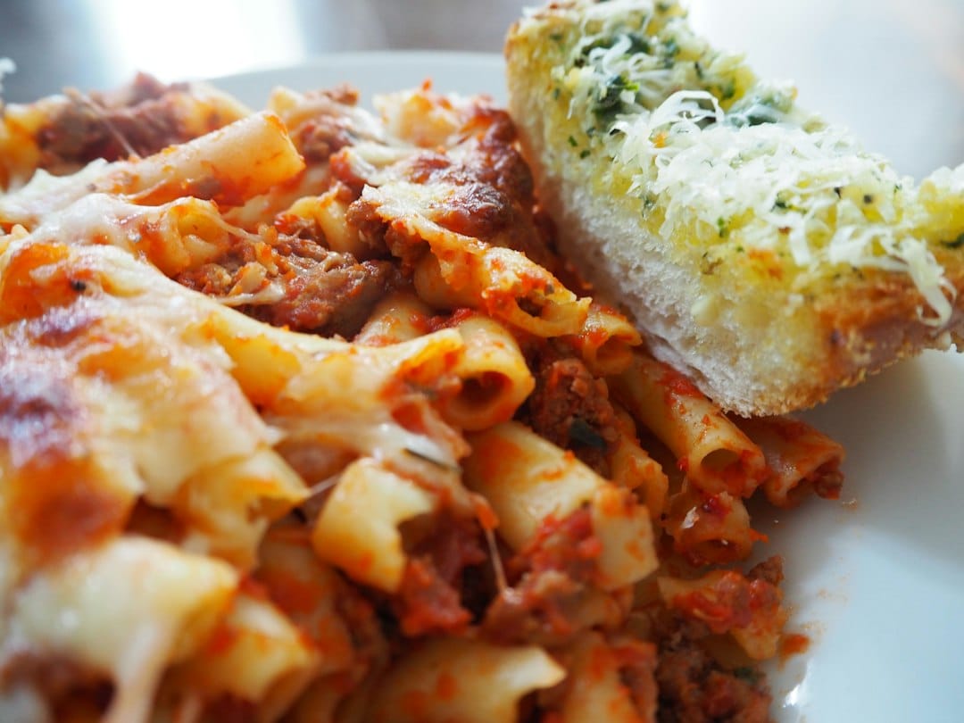 Baked tomato pasta served with garlic bread