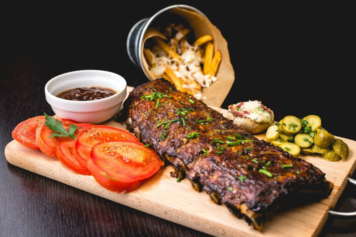 How to know when ribs are done: barbecue pork ribs served with sides