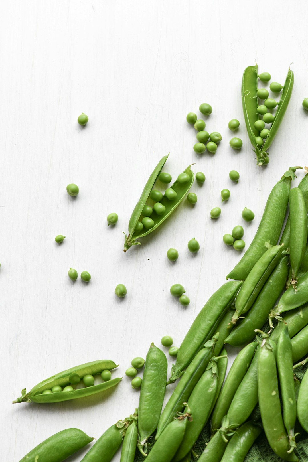 Fresh green peas — ingredient illustration for pasta with canned chickpeas and frozen peas